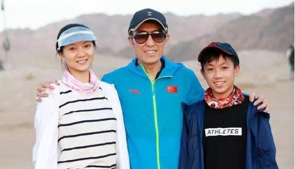 张艺谋最新全家福!70岁的他不显老,14岁女儿像极了80后妈妈