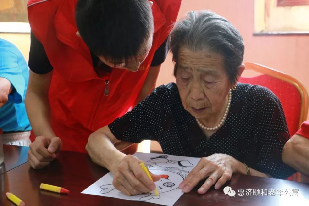 【颐和养老】父母老了，到底是找个保姆？还是去住养老院？
