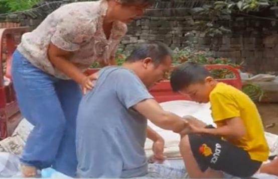 河南9岁男孩为养瘫痪父亲,每天捡瓶子、摘辣椒,超千万网友点赞休闲区蓝鸢梦想 - Www.slyday.coM 河南9岁男孩为养瘫痪父亲,每天捡瓶子、摘辣椒,超千万网友点赞休闲区蓝鸢梦想 - Www.slyday.coM