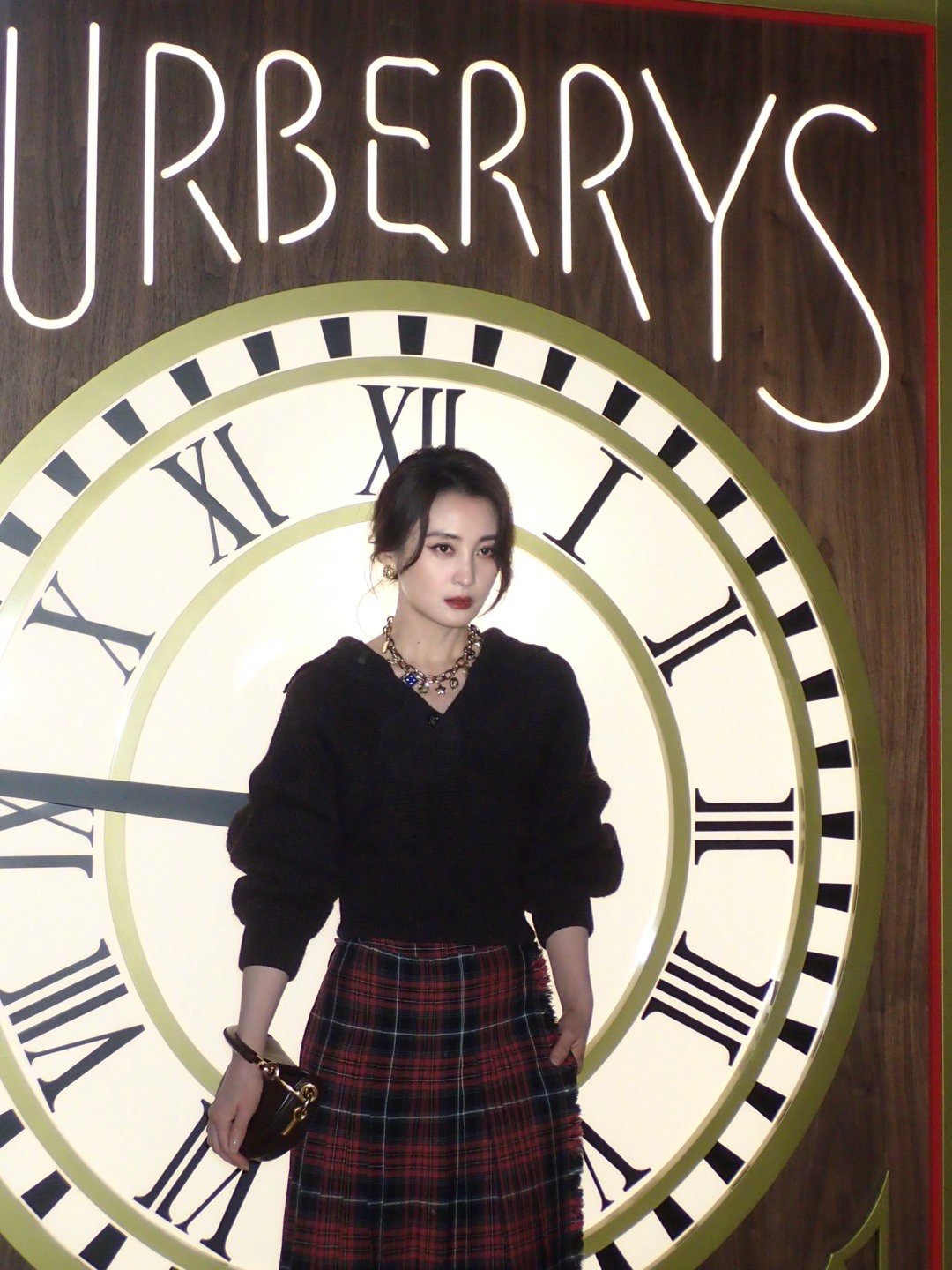 蒋勤勤50岁状态惊艳，怼脸拍皮肤紧致造型复古