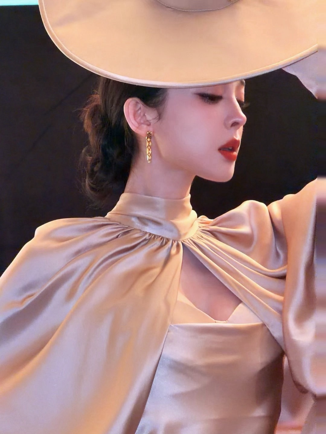古力娜扎香槟金礼服大片 往那一站美得好轻松