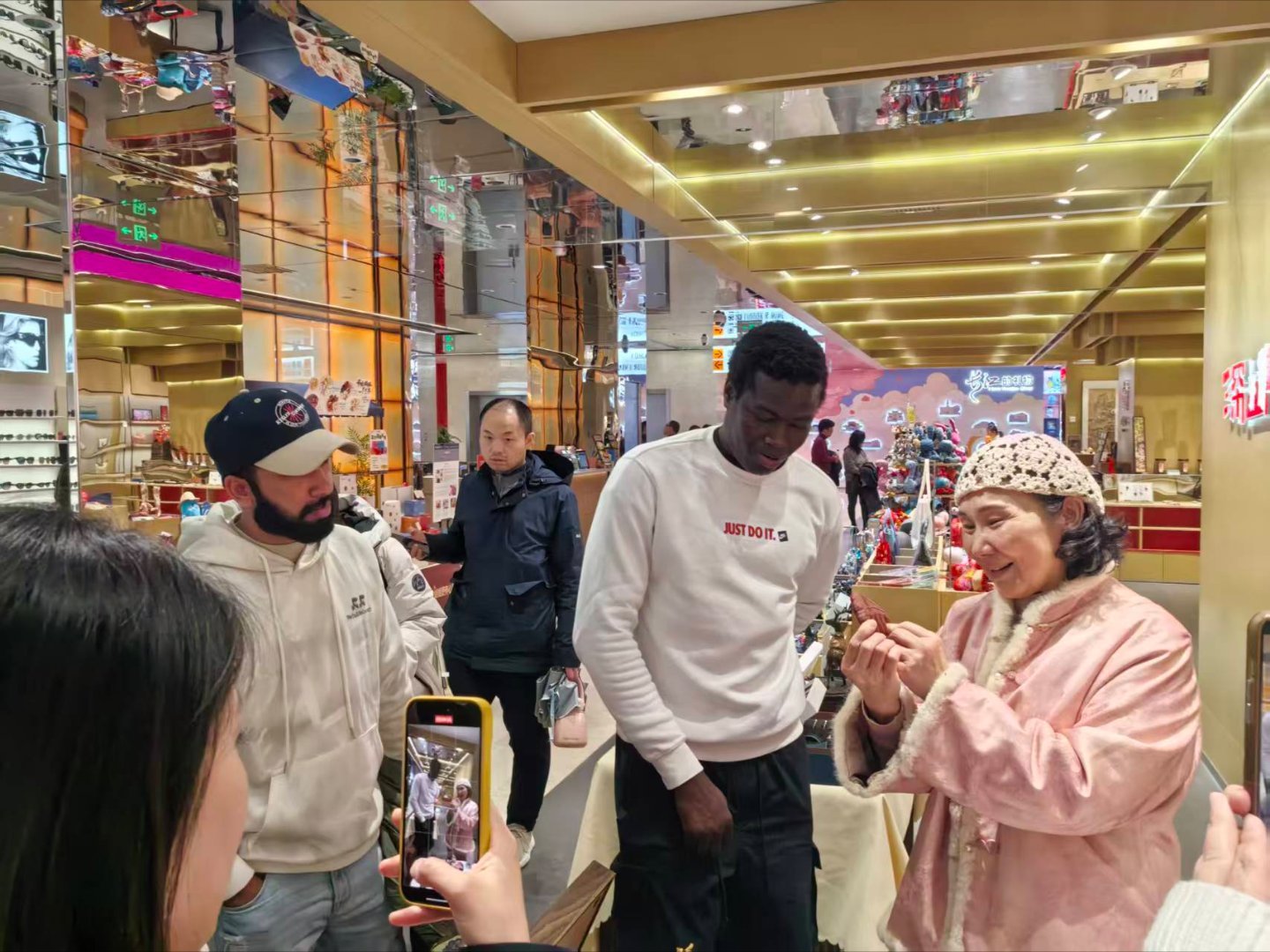 外国友人在武汉体验楚香非遗技艺