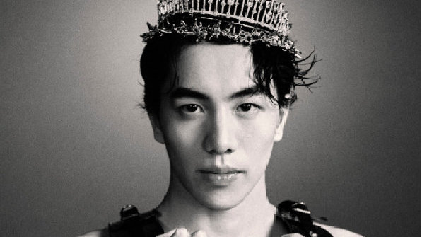 孙佳俊社媒分享大片，拍出王子既视感