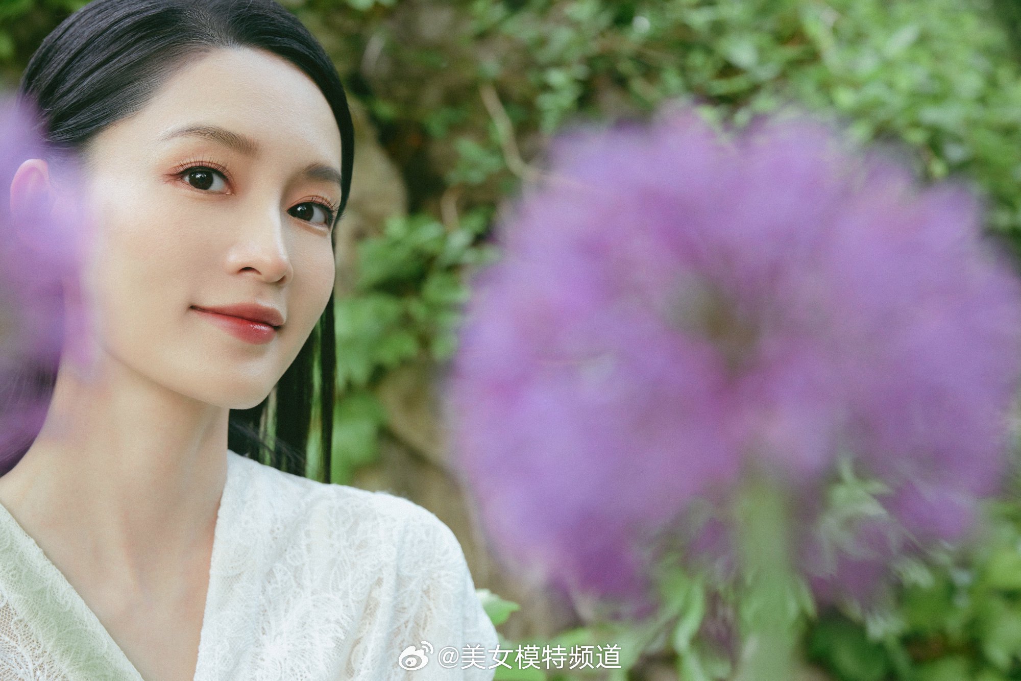 李沁白色蕾丝长裙清素雅致灵动