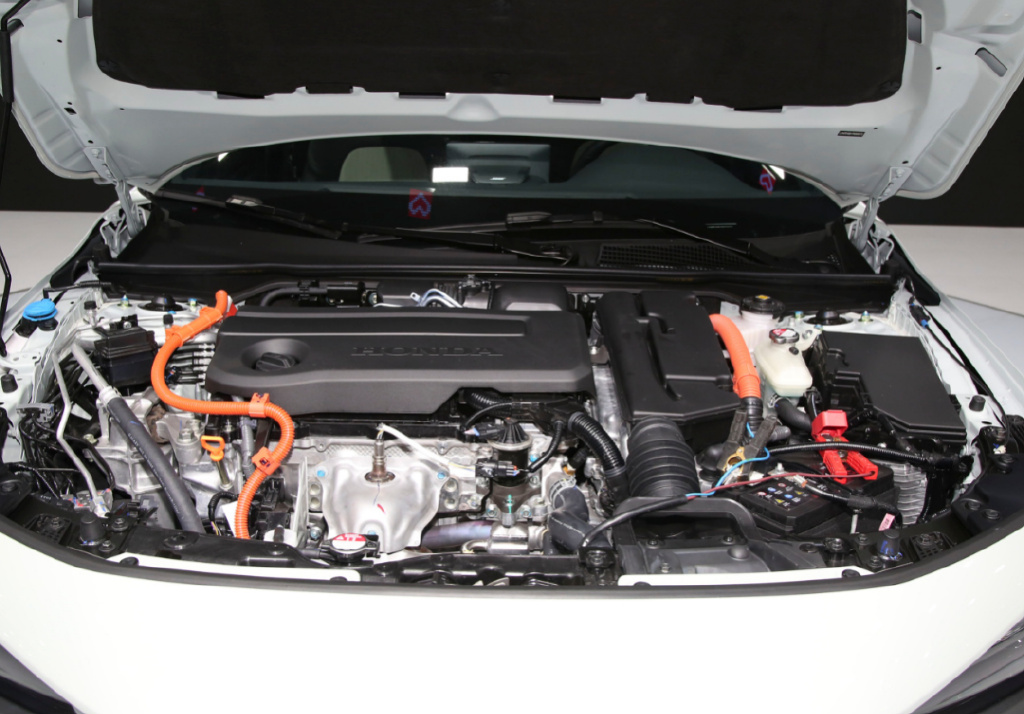 年轻人的新选择!比亚迪秦PLUS DM-i对比本田思域e:HEV