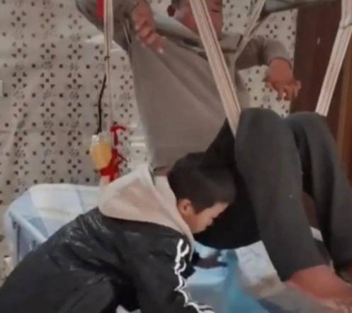 河南9岁男孩为养瘫痪父亲,每天捡瓶子、摘辣椒,超千万网友点赞休闲区蓝鸢梦想 - Www.slyday.coM 河南9岁男孩为养瘫痪父亲,每天捡瓶子、摘辣椒,超千万网友点赞休闲区蓝鸢梦想 - Www.slyday.coM