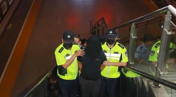 一大型企业高管竟是潜逃17年之久的杀人嫌犯休闲区蓝鸢梦想 - Www.slyday.coM 一大型企业高管竟是潜逃17年之久的杀人嫌犯休闲区蓝鸢梦想 - Www.slyday.coM