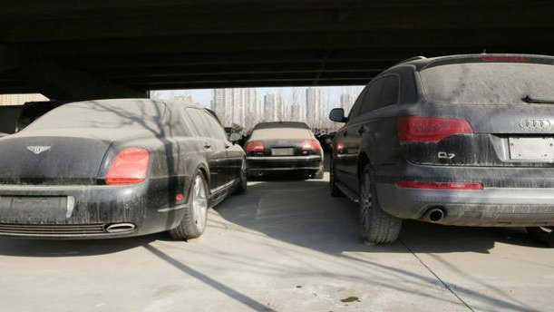 车里积灰尘毛巾擦了也没用！老司机自己用这个笨方法，完全不沾灰