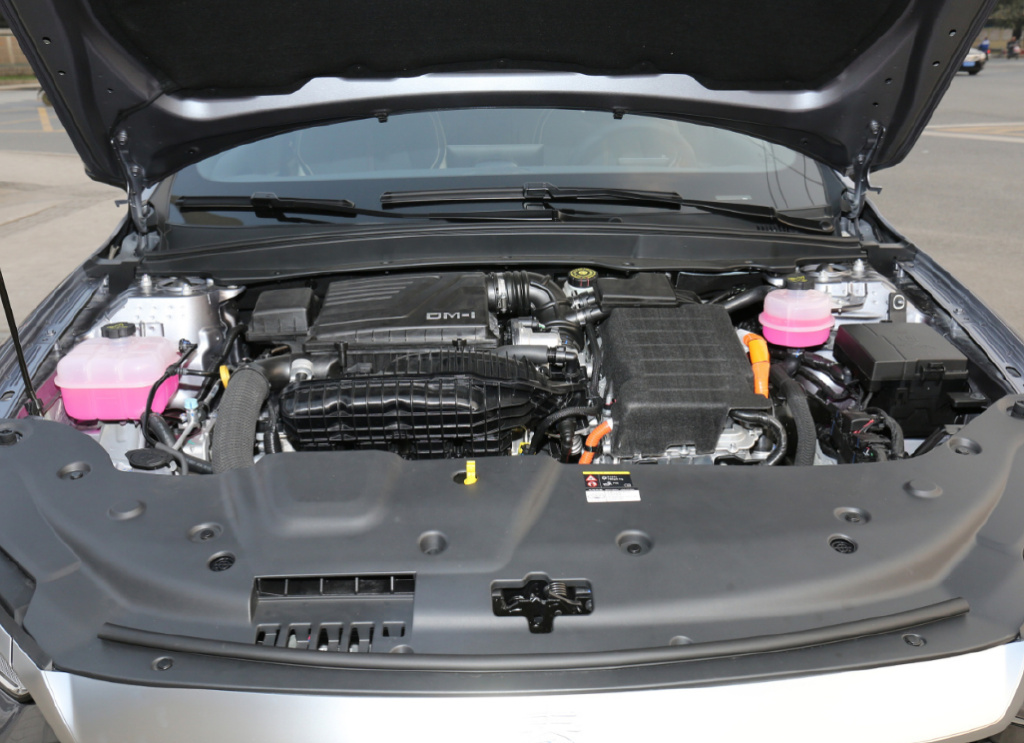 年轻人的新选择!比亚迪秦PLUS DM-i对比本田思域e:HEV