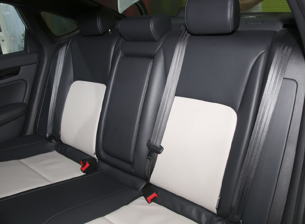 年轻人的新选择!比亚迪秦PLUS DM-i对比本田思域e:HEV