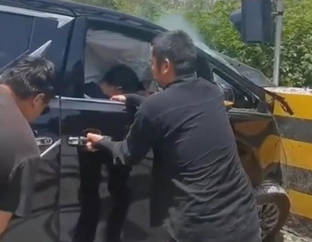 保时捷Taycan撞击起火,因车门打不开,车主不幸遇难!休闲区蓝鸢梦想 - Www.slyday.coM 保时捷Taycan撞击起火,因车门打不开,车主不幸遇难!休闲区蓝鸢梦想 - Www.slyday.coM