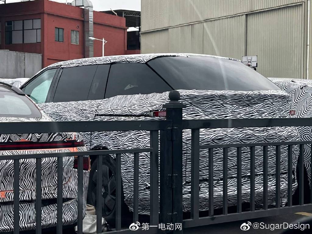尾部大溜背造型,小鹏MPV最新谍照曝光