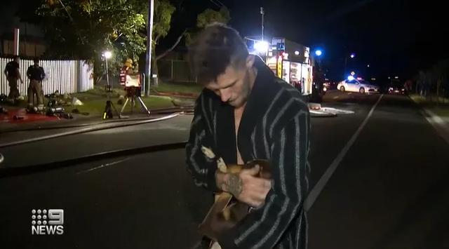 “我欠狗一条命！”澳洲大火中，一只狗狗成为英雄，千钧一发唤醒主人，一同逃离火海