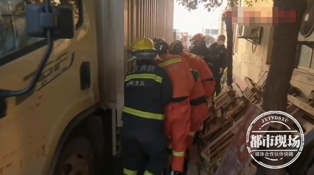 远离大货车!女子在倒车盲区打电话,遭碾压不幸身亡休闲区蓝鸢梦想 - Www.slyday.coM 远离大货车!女子在倒车盲区打电话,遭碾压不幸身亡休闲区蓝鸢梦想 - Www.slyday.coM