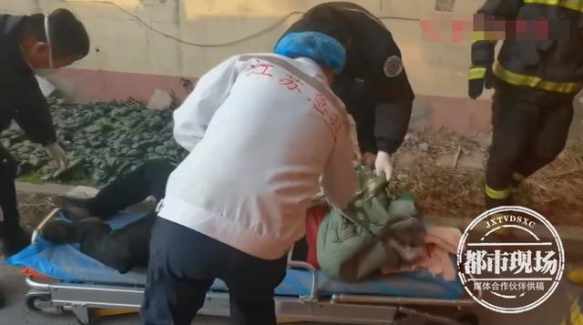 远离大货车!女子在倒车盲区打电话,遭碾压不幸身亡休闲区蓝鸢梦想 - Www.slyday.coM 远离大货车!女子在倒车盲区打电话,遭碾压不幸身亡休闲区蓝鸢梦想 - Www.slyday.coM