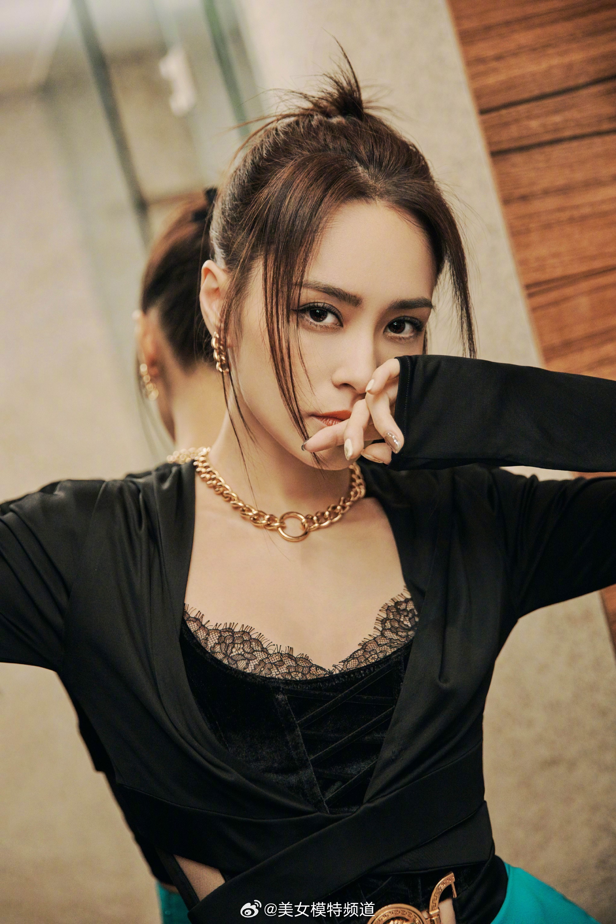 钟欣潼甜酷写真