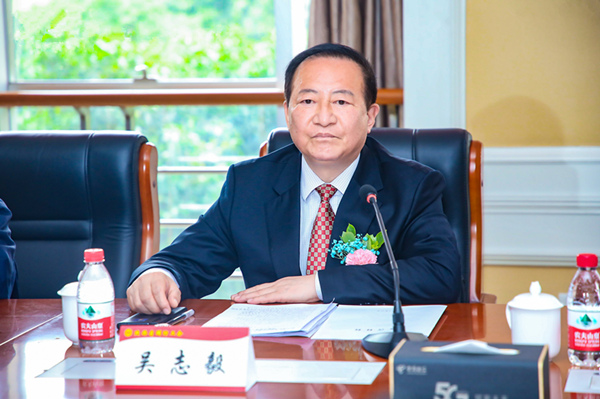 陕西省总工会党组成员,副主席,省国防工会主席吴志毅在座谈会上讲话.