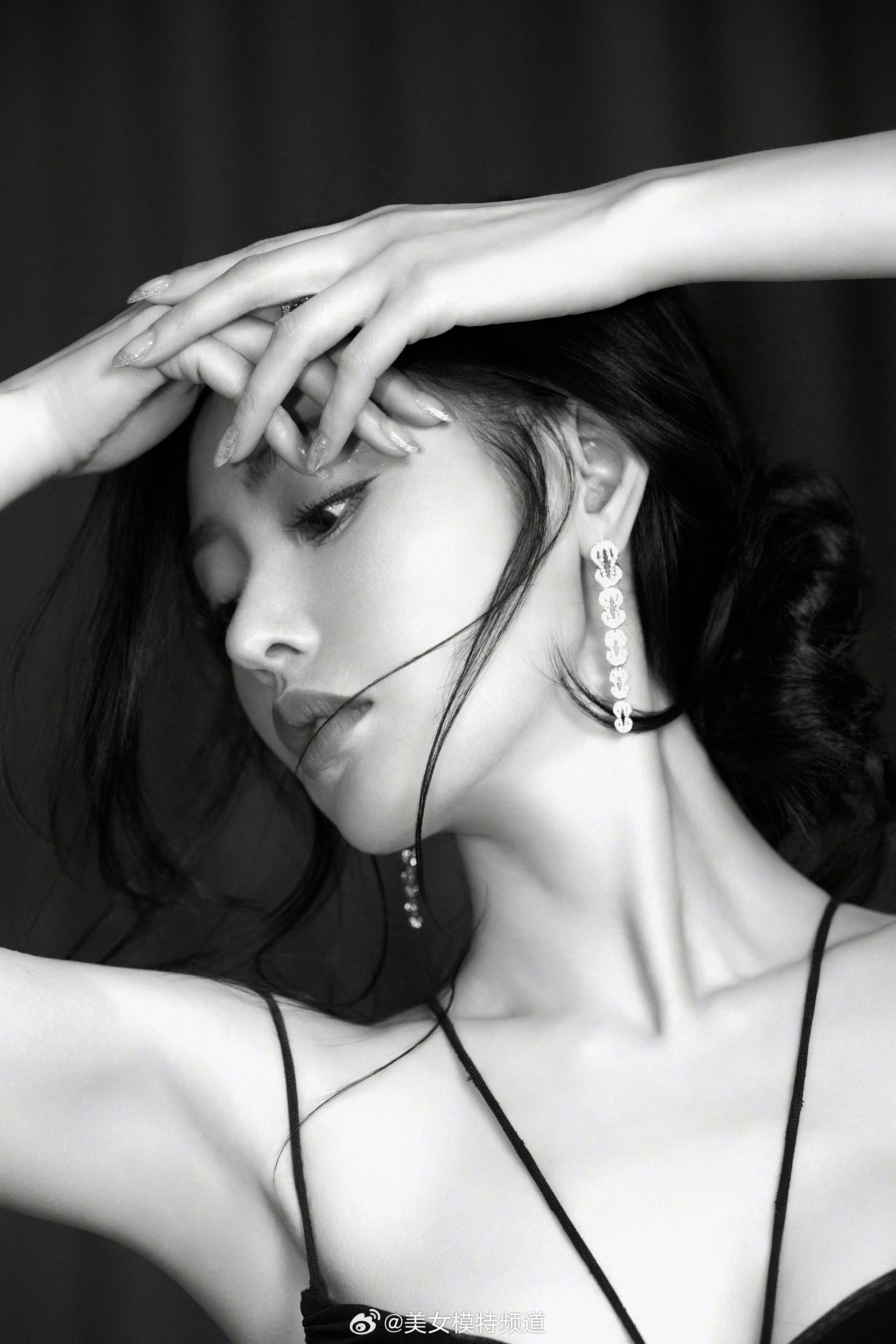 张天爱黑白吊带美背