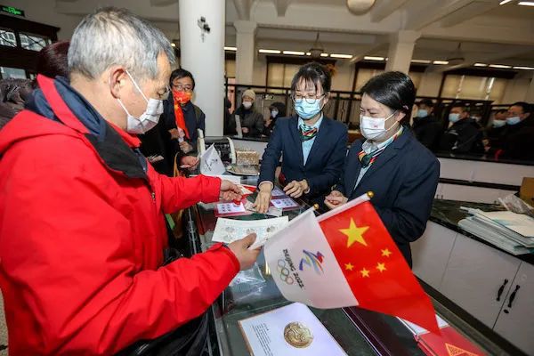 现象级顶流冰墩墩有多难买?看记者实地体验就知道了!冬奥热,排过这些长龙才懂休闲区蓝鸢梦想 - Www.slyday.coM 现象级顶流冰墩墩有多难买?看记者实地体验就知道了!冬奥热,排过这些长龙才懂休闲区蓝鸢梦想 - Www.slyday.coM