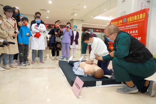 男子突然晕倒在地,呼吸、心跳停止,“90后”男护士挺身而出休闲区蓝鸢梦想 - Www.slyday.coM 男子突然晕倒在地,呼吸、心跳停止,“90后”男护士挺身而出休闲区蓝鸢梦想 - Www.slyday.coM