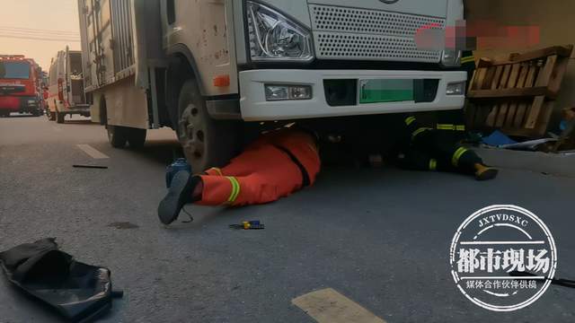 远离大货车!女子在倒车盲区打电话,遭碾压不幸身亡休闲区蓝鸢梦想 - Www.slyday.coM 远离大货车!女子在倒车盲区打电话,遭碾压不幸身亡休闲区蓝鸢梦想 - Www.slyday.coM