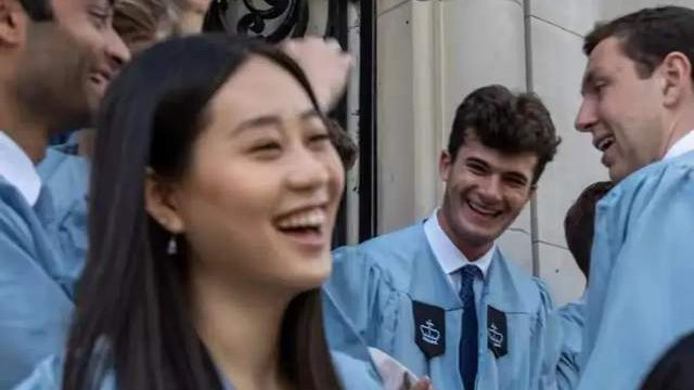 李连杰22岁女儿大学毕业与同学狂欢，笑得很开心，满满青春印记