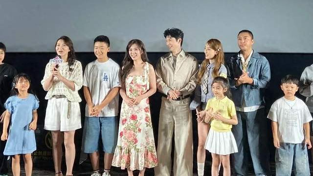 王晓晨穿吊带花长裙参加线下活动，皮肤白皙，从侧面看双下巴明显