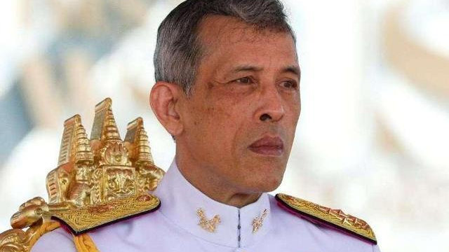 泰王玛哈：400亿身家碾压英王室，5段情缘，铁打的国王流水的妃