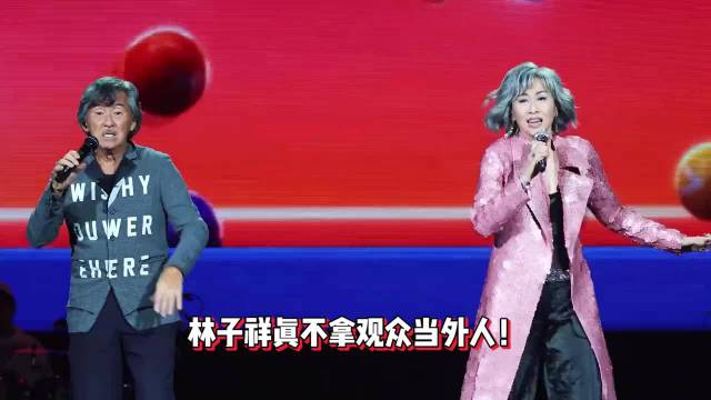 林子祥真不拿歌迷当外人，叶蒨文累到弯腰休息，他上去拍两下屁股