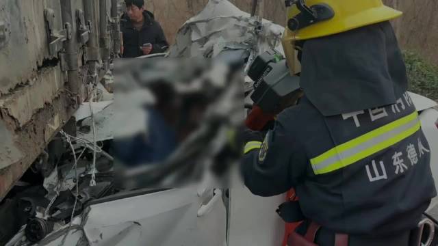果然视频|一轿车追尾前方货车，消防员破拆驾驶室救出被困者