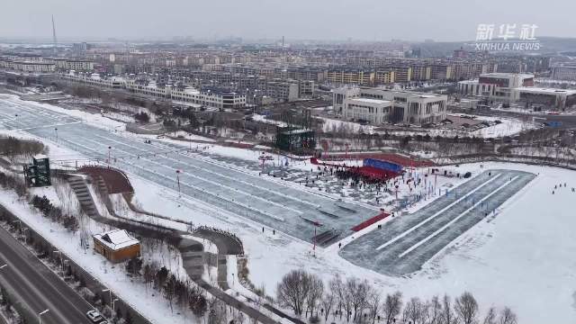 视频｜新疆冰上龙舟赛 共享冰雪欢乐多