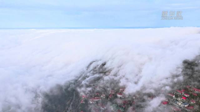 庐山现瀑布云景观