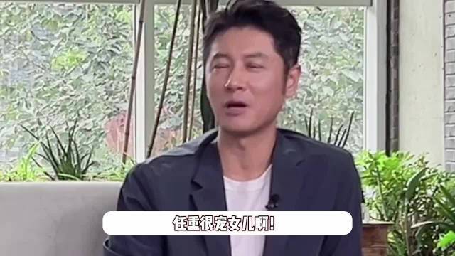 46岁任重罕见晒女儿，亲吻女儿脚丫妥妥女儿奴，一脸宠溺好温馨
