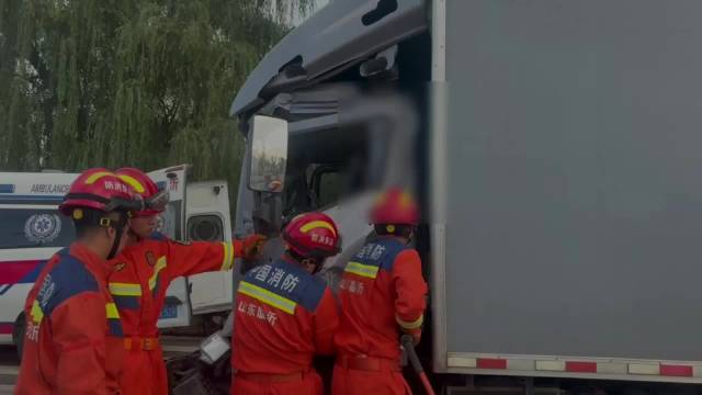果然视频|货车失控追尾前车，消防员破窗救出被困男子