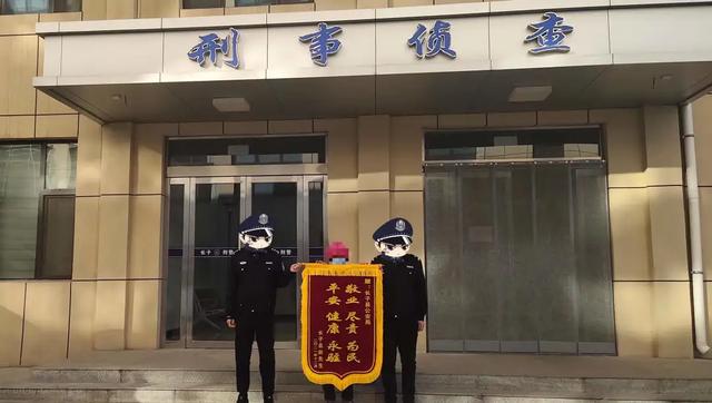 孩子“离家出走”，妈妈心急如焚，长子暖心民警帮找回