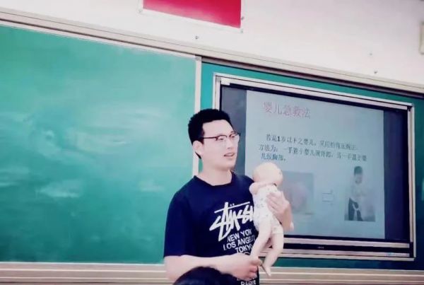 男子突然晕倒在地,呼吸、心跳停止,“90后”男护士挺身而出休闲区蓝鸢梦想 - Www.slyday.coM 男子突然晕倒在地,呼吸、心跳停止,“90后”男护士挺身而出休闲区蓝鸢梦想 - Www.slyday.coM