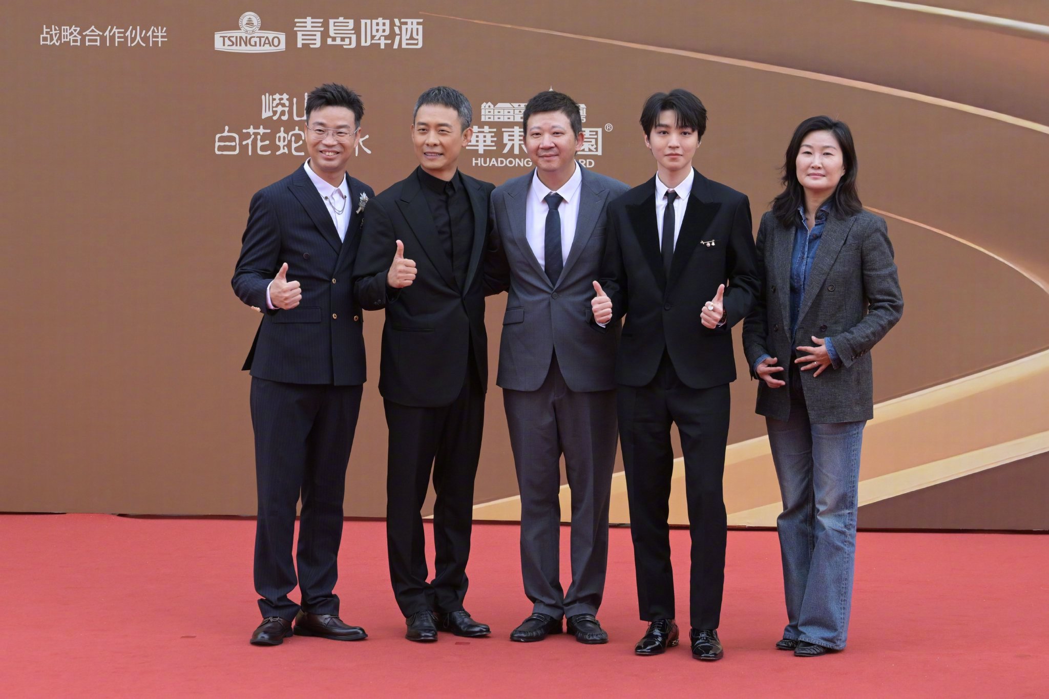 《万里归途》剧组亮相华表奖，王俊凯黑西装出席