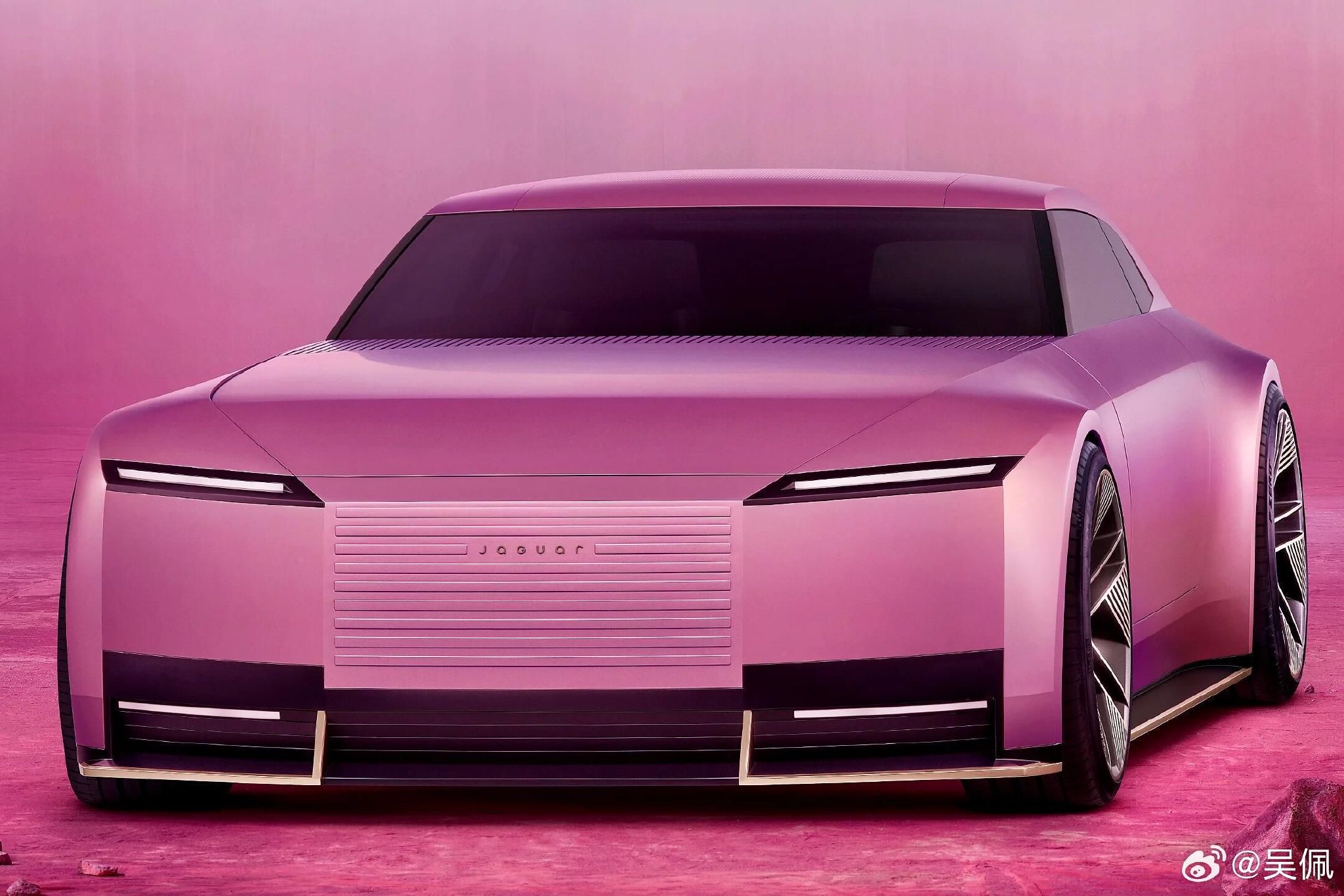 捷豹Type-00 ，其实造型，线条，比例我都觉得还好，但这粉粉的色儿，emm……