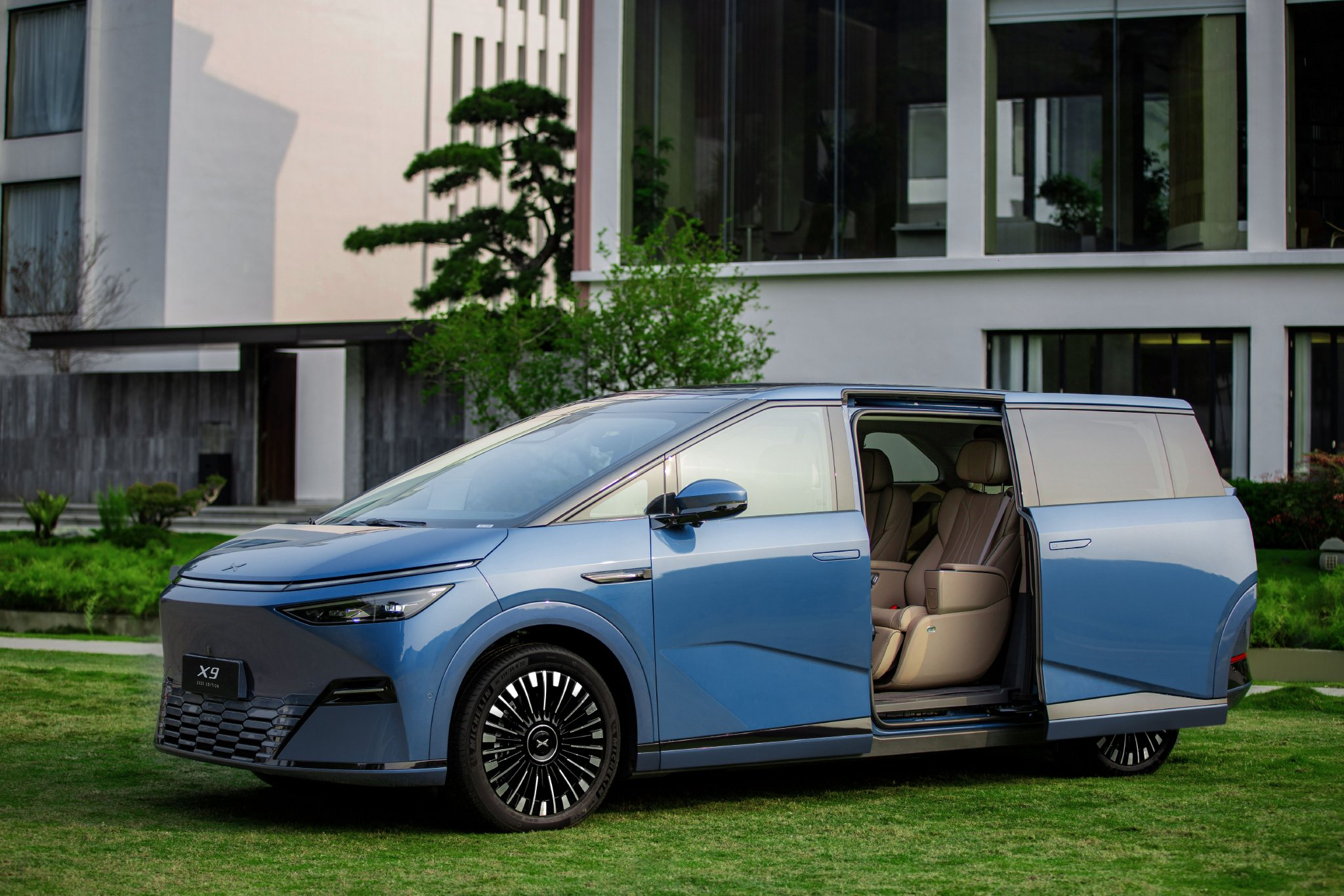 小鹏X9美图来了，紫色确实有韵味