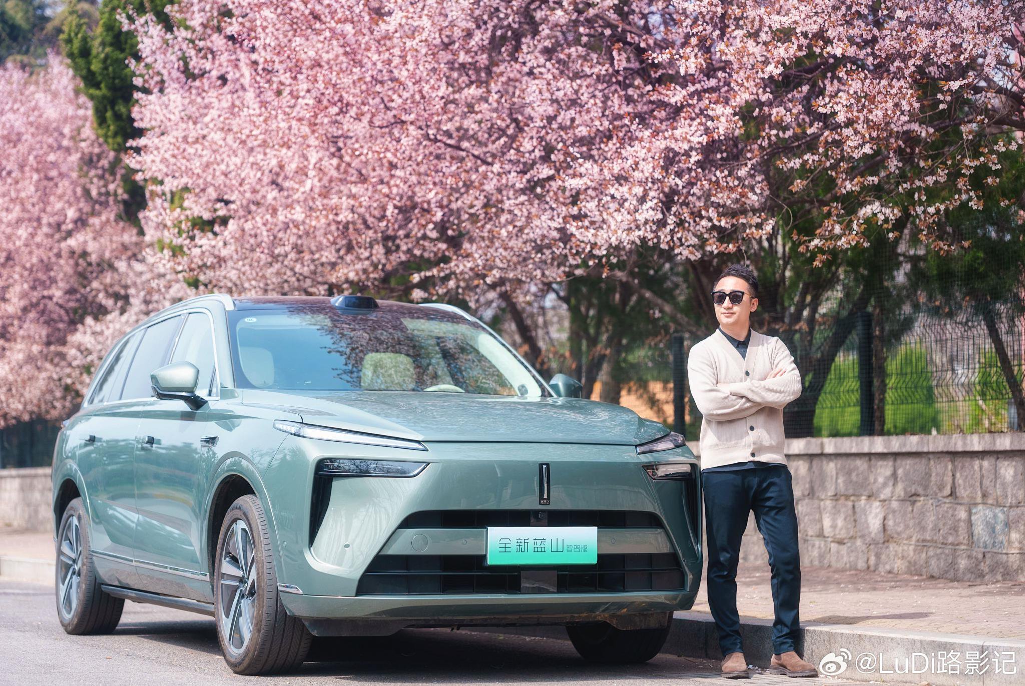 全新魏牌蓝山青岛拍摄花絮 在花开时节 一场山海公路旅行 邂逅浪漫的风景