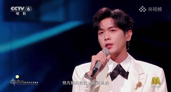《借过一下》故事里的时空，也在这一刻与现实交叠