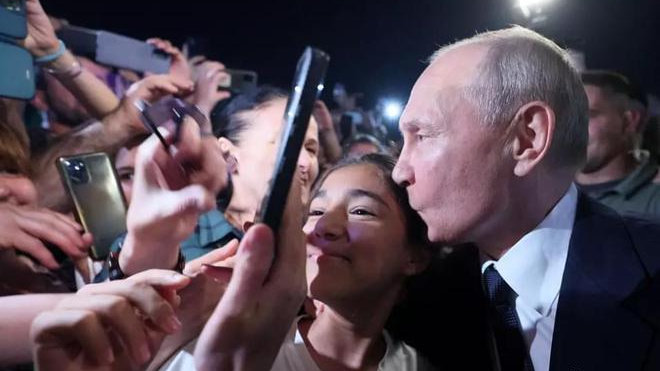 普京与支持者“亲密接触”，被称是“一张与总统非常相似的面孔”