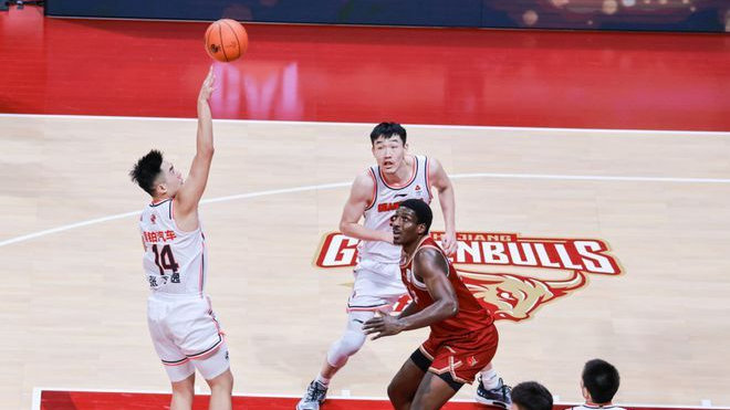 新秀中锋签约完成 杰伦·史密斯迎来竞争压力