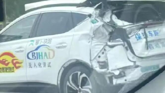百度无人驾驶测试车出车祸！CarPlay为苹果汽车打前站