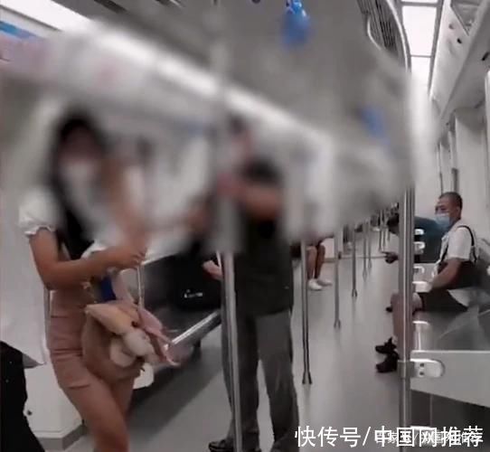 江西一女子坐地铁未戴口罩被俩大爷骂哭,戴上后仍被追骂休闲区蓝鸢梦想 - Www.slyday.coM 江西一女子坐地铁未戴口罩被俩大爷骂哭,戴上后仍被追骂休闲区蓝鸢梦想 - Www.slyday.coM