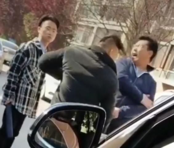 昆山小龙哥?女子开车遇逆行宝马,因未让宝马路遭其狂扇耳光休闲区蓝鸢梦想 - Www.slyday.coM 昆山小龙哥?女子开车遇逆行宝马,因未让宝马路遭其狂扇耳光休闲区蓝鸢梦想 - Www.slyday.coM