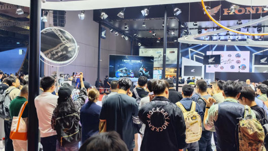 抢滩智能两轮豪车赛道，HORWIN 号外硬核「踢馆」上海车展