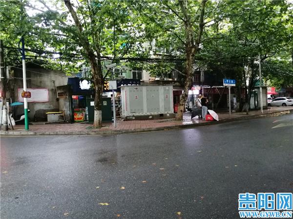 花溪区:清溪路,松水路部分路段仍存在车辆乱停情况