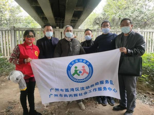 80后 高材生:5年以天桥为家的生活 广州志愿者助他生活重回正轨休闲区蓝鸢梦想 - Www.slyday.coM 80后 高材生:5年以天桥为家的生活 广州志愿者助他生活重回正轨休闲区蓝鸢梦想 - Www.slyday.coM