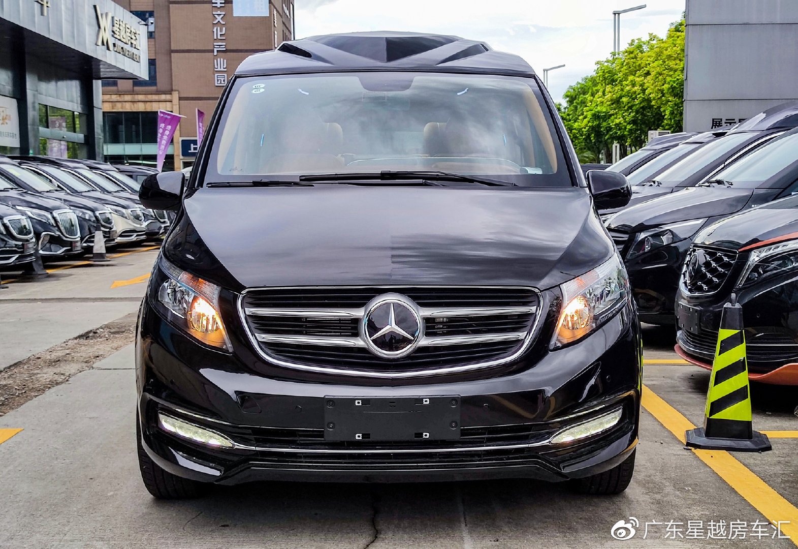 空间大性价比高，奔驰威霆豪华改装现车实拍，内饰颜色可选